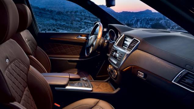 Interior do novo Mercedes recebeu acabamentos com mais apliques de alumínio | <a href="https://quatrorodas.abril.com.br/carros/impressoes/mercedes-benz-gl-550-704560.shtml" rel="migration">Leia mais</a>