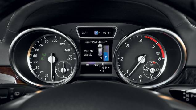 Visor digital entre mostradores | <a href="https://quatrorodas.abril.com.br/carros/impressoes/mercedes-benz-gl-550-704560.shtml" rel="migration">Leia mais</a> Visor digital entre mostradores | <a href="https://quatrorodas.abril.com.br/carros/impressoes/mercedes-benz-gl-550-704560.shtml" rel="migration">Leia mais</a>