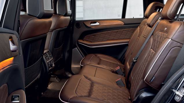 Duas telas para ocupantes do banco do meio | <a href="https://quatrorodas.abril.com.br/carros/impressoes/mercedes-benz-gl-550-704560.shtml" rel="migration">Leia mais</a> Duas telas para ocupantes do banco do meio | <a href="https://quatrorodas.abril.com.br/carros/impressoes/mercedes-benz-gl-550-704560.shtml" rel="migration">Leia mais</a>