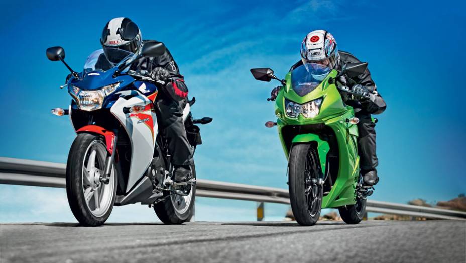 A CBR 250R salta na frente, mas a Ninjinha alcança e passa | <a href="https://quatrorodas.abril.com.br/moto/testes/honda-cbr-vs-kawasaki-ninja-250r-718636.shtml" rel="migration">Leia mais</a>