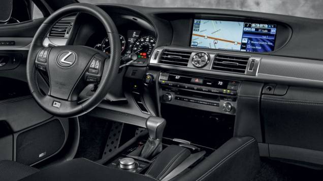 O novo monitor é quase um televisor instalado no painel | <a href="https://quatrorodas.abril.com.br/carros/impressoes/lexus-ls-460l-704579.shtml" rel="migration">Leia mais</a> O novo monitor é quase um televisor instalado no painel | <a href="https://quatrorodas.abril.com.br/carros/impressoes/lexus-ls-460l-704579.shtml" rel="migration">Leia mais</a>
