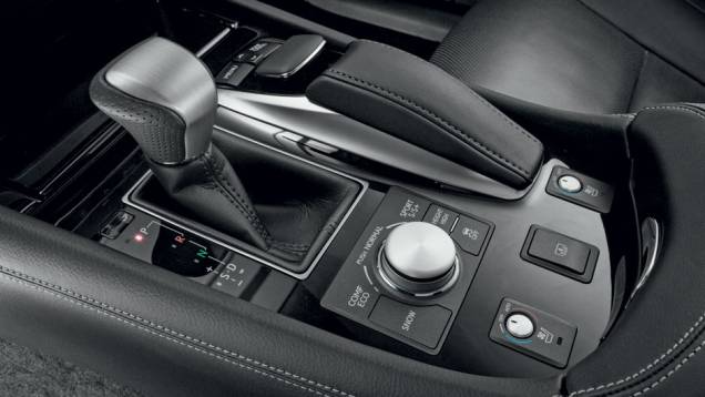 Câmbio automático oferece 8 marchas | <a href="https://quatrorodas.abril.com.br/carros/impressoes/lexus-ls-460l-704579.shtml" rel="migration">Leia mais</a> Câmbio automático oferece 8 marchas | <a href="https://quatrorodas.abril.com.br/carros/impressoes/lexus-ls-460l-704579.shtml" rel="migration">Leia mais</a>