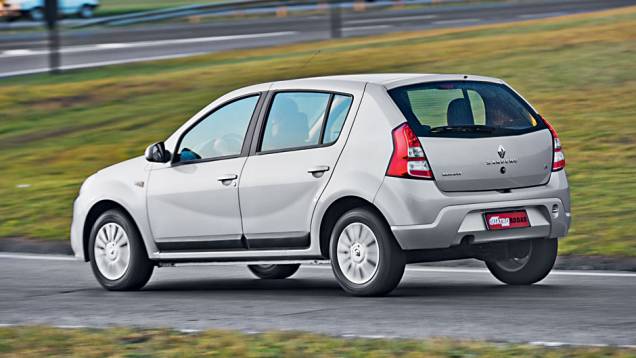 Carroceria do hatch não passou por alterações visuais | <a href="https://quatrorodas.abril.com.br/carros/testes/renault-sandero-1-6-hi-power-703722.shtml" rel="migration">Leia mais</a> Carroceria do hatch não passou por alterações visuais | <a href="https://quatrorodas.abril.com.br/carros/testes/renault-sandero-1-6-hi-power-703722.shtml" rel="migration">Leia mais</a>