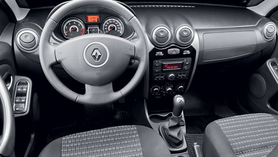 Interior é farto em espaço, mas peca no acabamento | <a href="https://quatrorodas.abril.com.br/carros/testes/renault-sandero-1-6-hi-power-703722.shtml" rel="migration">Leia mais</a>