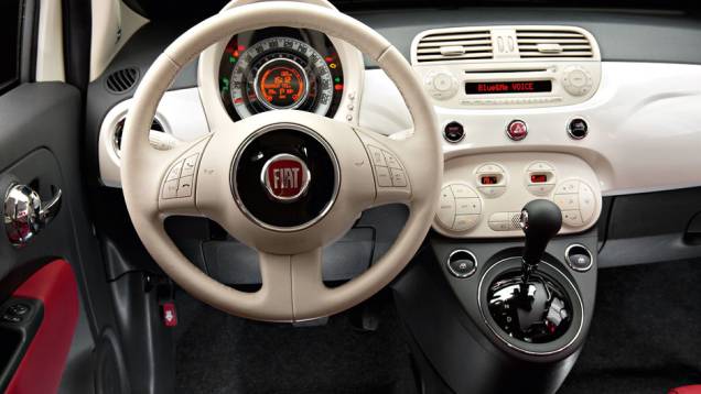 Interior é o mesmo das versões cobertas. Revestimento claro amplia o espaço | <a href="https://quatrorodas.abril.com.br/carros/impressoes/fiat-500-cabrio-714977.shtml" rel="migration">Leia mais</a>