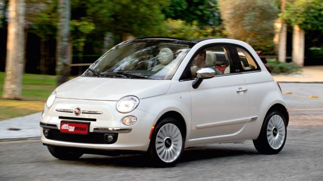 Visto de frente, o Cabrio é idêntico aos Cinquecento fechados | <a href="https://quatrorodas.abril.com.br/carros/impressoes/fiat-500-cabrio-714977.shtml" rel="migration">Leia mais</a>