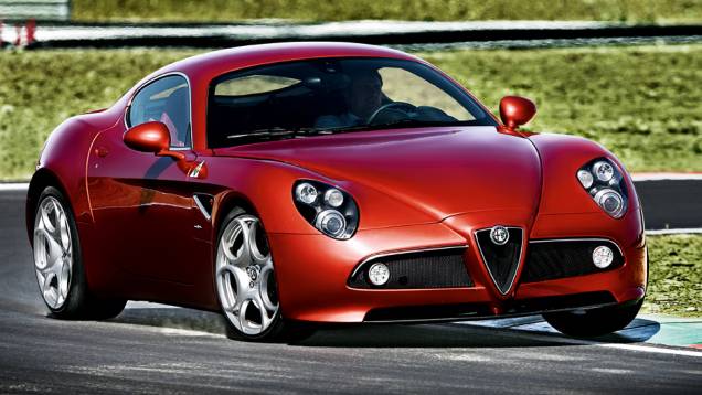 A Alfa decidiu que somente 500 cupês serão produzidos | <a href="https://quatrorodas.abril.com.br/carros/impressoes/alfa-romeo-8c-competizione-736780.shtml" rel="migration">Leia mais</a>