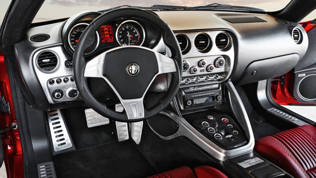 No interior, couro de primeira qualidade com doses fartas de alumínio polido | <a href="https://quatrorodas.abril.com.br/carros/impressoes/alfa-romeo-8c-competizione-736780.shtml" rel="migration">Leia mais</a> No interior, couro de primeira qualidade com doses fartas de alumínio polido | <a href="https://quatrorodas.abril.com.br/carros/impressoes/alfa-romeo-8c-competizione-736780.shtml" rel="migration">Leia mais</a>