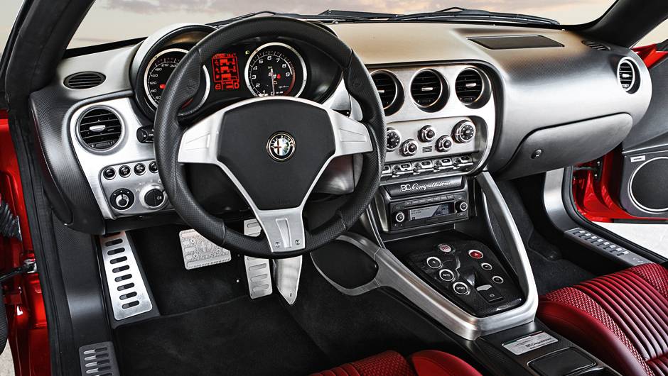 No interior, couro de primeira qualidade com doses fartas de alum&iacute;nio polido | <a href="https://quatrorodas.abril.com.br/carros/impressoes/alfa-romeo-8c-competizione-736780.shtml" rel="migration">Leia mais</a>