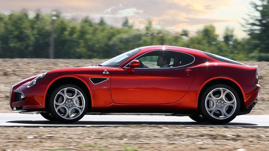 Divis&atilde;o de peso quase perfeita: 49% &agrave; frente, 51% atr&aacute;s | <a href="https://quatrorodas.abril.com.br/carros/impressoes/alfa-romeo-8c-competizione-736780.shtml" rel="migration">Leia mais</a>