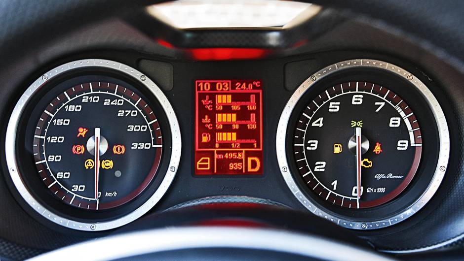 Tela monocrom&aacute;tica no centro destoa dos esportivos atuais | <a href="https://quatrorodas.abril.com.br/carros/impressoes/alfa-romeo-8c-competizione-736780.shtml" rel="migration">Leia mais</a>