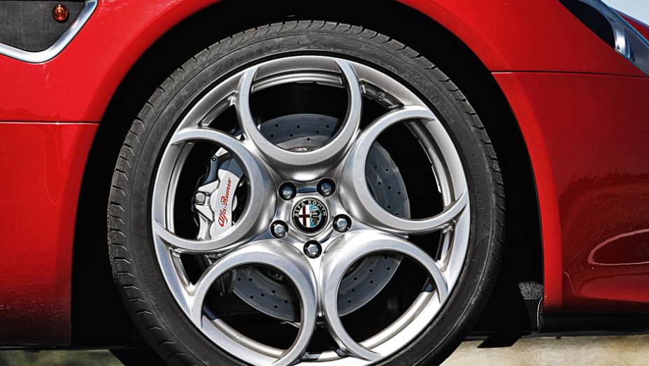 Discos ventilados e aros 20 de polegadas nas quatro rodas | <a href="https://quatrorodas.abril.com.br/carros/impressoes/alfa-romeo-8c-competizione-736780.shtml" rel="migration">Leia mais</a>