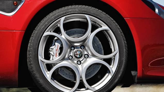 Discos ventilados e aros 20 de polegadas nas quatro rodas | <a href="https://quatrorodas.abril.com.br/carros/impressoes/alfa-romeo-8c-competizione-736780.shtml" rel="migration">Leia mais</a> Discos ventilados e aros 20 de polegadas nas quatro rodas | <a href="https://quatrorodas.abril.com.br/carros/impressoes/alfa-romeo-8c-competizione-736780.shtml" rel="migration">Leia mais</a>