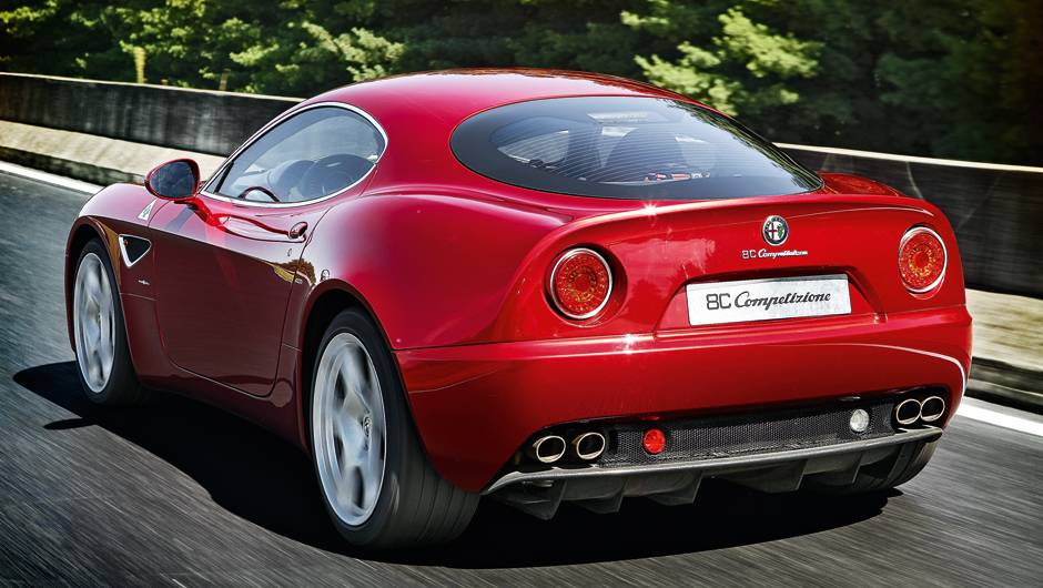 Linhas limpas: a traseira alta simula um discreto aerof&oacute;lio | <a href="https://quatrorodas.abril.com.br/carros/impressoes/alfa-romeo-8c-competizione-736780.shtml" rel="migration">Leia mais</a>