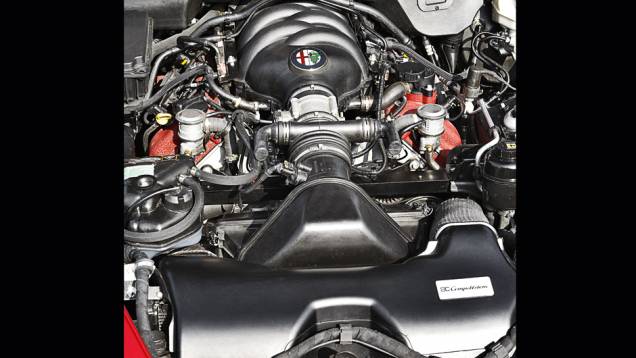 O motor é um V8 aspirado, mas gera 450 cv de potência | <a href="https://quatrorodas.abril.com.br/carros/impressoes/alfa-romeo-8c-competizione-736780.shtml" rel="migration">Leia mais</a>