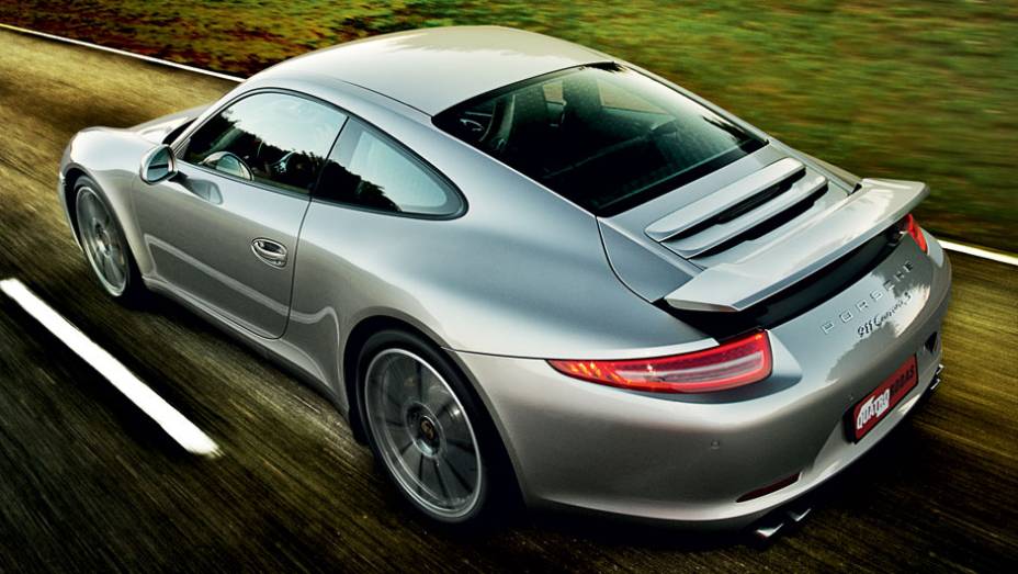 Ele ganhou mais conteúdo e ficou 50 kg mais leve | <a href="https://quatrorodas.abril.com.br/carros/testes/porsche-911-carrera-s-716751.shtml" rel="migration">Leia mais</a>