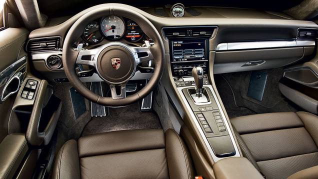 O console inclinado é novidade e a alavanca de câmbio ficou mais próxima do volante | <a href="https://quatrorodas.abril.com.br/carros/testes/porsche-911-carrera-s-716751.shtml" rel="migration">Leia mais</a> O console inclinado é novidade e a alavanca de câmbio ficou mais próxima do volante | <a href="https://quatrorodas.abril.com.br/carros/testes/porsche-911-carrera-s-716751.shtml" rel="migration">Leia mais</a>