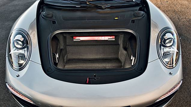 No porta-malas vão 135 litros de bagagem | <a href="https://quatrorodas.abril.com.br/carros/testes/porsche-911-carrera-s-716751.shtml" rel="migration">Leia mais</a> No porta-malas vão 135 litros de bagagem | <a href="https://quatrorodas.abril.com.br/carros/testes/porsche-911-carrera-s-716751.shtml" rel="migration">Leia mais</a>