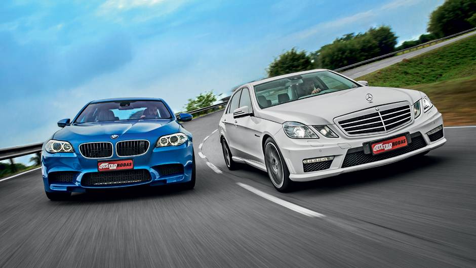 Saias aerodinâmicas e rodas esportivas compõem o visual destes sedãs | <a href="https://quatrorodas.abril.com.br/carros/comparativos/bmw-m5-x-mercedes-benz-63-amg-737606.shtml" rel="migration">Leia mais</a> Saias aerodinâmicas e rodas esportivas compõem o visual destes sedãs | <a href="https://quatrorodas.abril.com.br/carros/comparativos/bmw-m5-x-mercedes-benz-63-amg-737606.shtml" rel="migration">Leia mais</a>