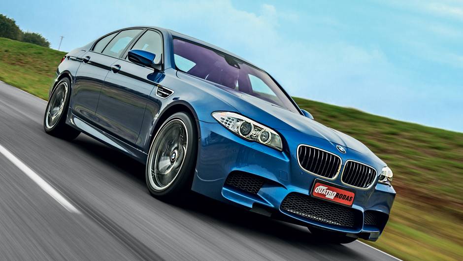 Faróis bixenônio contam com anéis de leds, para iluminação diurna | <a href="https://quatrorodas.abril.com.br/carros/comparativos/bmw-m5-x-mercedes-benz-63-amg-737606.shtml" rel="migration">Leia mais</a> Faróis bixenônio contam com anéis de leds, para iluminação diurna | <a href="https://quatrorodas.abril.com.br/carros/comparativos/bmw-m5-x-mercedes-benz-63-amg-737606.shtml" rel="migration">Leia mais</a>