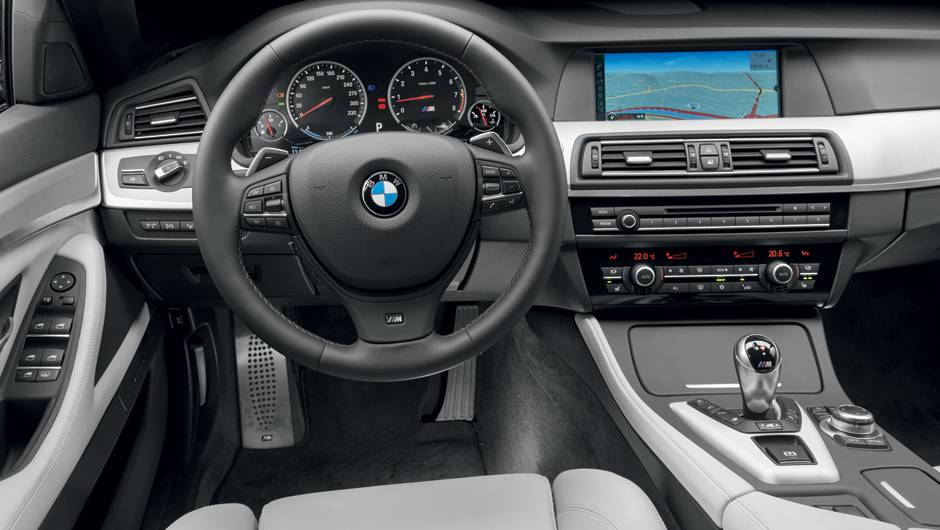 Head-up display é item de série | <a href="https://quatrorodas.abril.com.br/carros/comparativos/bmw-m5-x-mercedes-benz-63-amg-737606.shtml" rel="migration">Leia mais</a> Head-up display é item de série | <a href="https://quatrorodas.abril.com.br/carros/comparativos/bmw-m5-x-mercedes-benz-63-amg-737606.shtml" rel="migration">Leia mais</a>