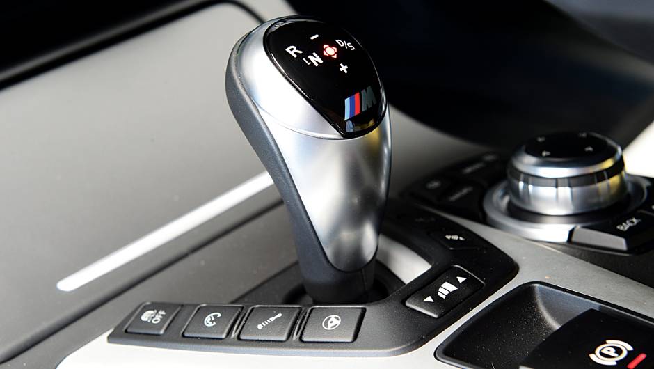 Câmbio tem trocas sequenciais | <a href="https://quatrorodas.abril.com.br/carros/comparativos/bmw-m5-x-mercedes-benz-63-amg-737606.shtml" rel="migration">Leia mais</a> Câmbio tem trocas sequenciais | <a href="https://quatrorodas.abril.com.br/carros/comparativos/bmw-m5-x-mercedes-benz-63-amg-737606.shtml" rel="migration">Leia mais</a>