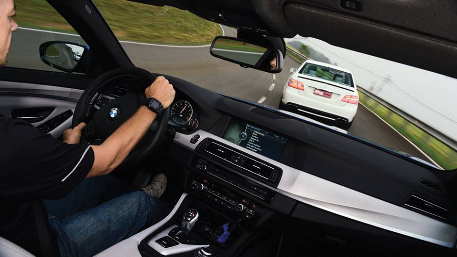 Motorista pode desligar o ESP e assumir o controle da situação | <a href="https://quatrorodas.abril.com.br/carros/comparativos/bmw-m5-x-mercedes-benz-63-amg-737606.shtml" rel="migration">Leia mais</a> Motorista pode desligar o ESP e assumir o controle da situação | <a href="https://quatrorodas.abril.com.br/carros/comparativos/bmw-m5-x-mercedes-benz-63-amg-737606.shtml" rel="migration">Leia mais</a>