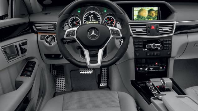 No volante, Alcantara dá melhor grip, ao mesmo tempo que acaricia as mãos | <a href="https://quatrorodas.abril.com.br/carros/comparativos/bmw-m5-x-mercedes-benz-63-amg-737606.shtml" rel="migration">Leia mais</a>