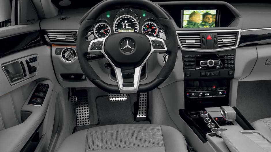No volante, Alcantara d&aacute; melhor grip, ao mesmo tempo que acaricia as m&atilde;os | <a href="https://quatrorodas.abril.com.br/carros/comparativos/bmw-m5-x-mercedes-benz-63-amg-737606.shtml" rel="migration">Leia mais</a>