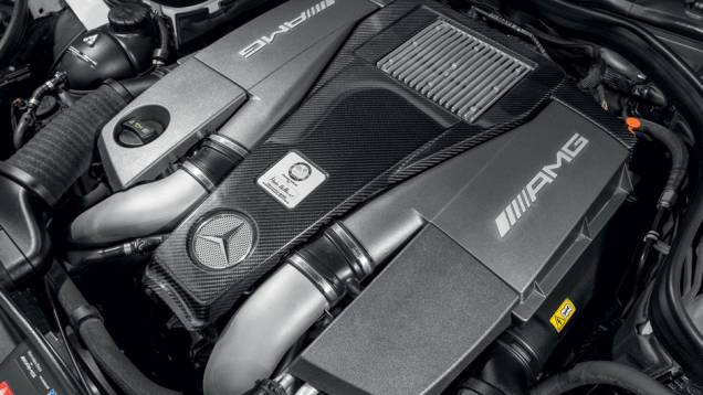 Tampa do motor e aerofólio são de carbono | <a href="https://quatrorodas.abril.com.br/carros/comparativos/bmw-m5-x-mercedes-benz-63-amg-737606.shtml" rel="migration">Leia mais</a> Tampa do motor e aerofólio são de carbono | <a href="https://quatrorodas.abril.com.br/carros/comparativos/bmw-m5-x-mercedes-benz-63-amg-737606.shtml" rel="migration">Leia mais</a>