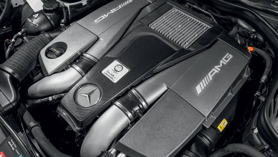 Tampa do motor e aerofólio são de carbono | <a href="https://quatrorodas.abril.com.br/carros/comparativos/bmw-m5-x-mercedes-benz-63-amg-737606.shtml" rel="migration">Leia mais</a> Tampa do motor e aerofólio são de carbono | <a href="https://quatrorodas.abril.com.br/carros/comparativos/bmw-m5-x-mercedes-benz-63-amg-737606.shtml" rel="migration">Leia mais</a>