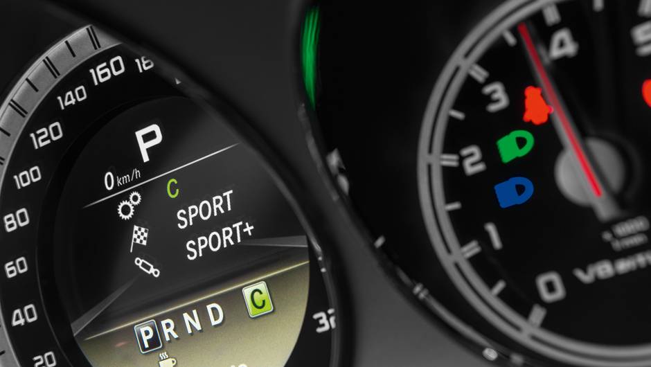 ... s&atilde;o mostrados no visor | <a href="https://quatrorodas.abril.com.br/carros/comparativos/bmw-m5-x-mercedes-benz-63-amg-737606.shtml" rel="migration">Leia mais</a>