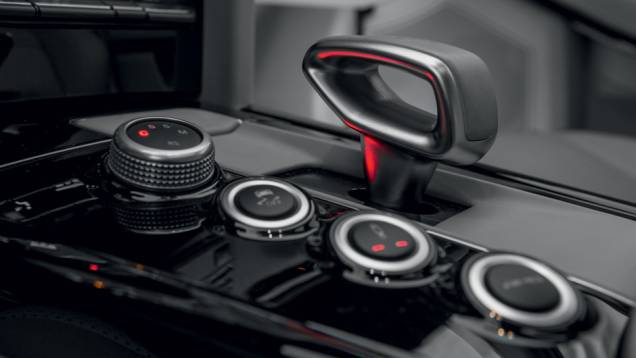 Modos de direção, transmissão, ESP e suspensão selecionados... | <a href="https://quatrorodas.abril.com.br/carros/comparativos/bmw-m5-x-mercedes-benz-63-amg-737606.shtml" rel="migration">Leia mais</a> Modos de direção, transmissão, ESP e suspensão selecionados... | <a href="https://quatrorodas.abril.com.br/carros/comparativos/bmw-m5-x-mercedes-benz-63-amg-737606.shtml" rel="migration">Leia mais</a>