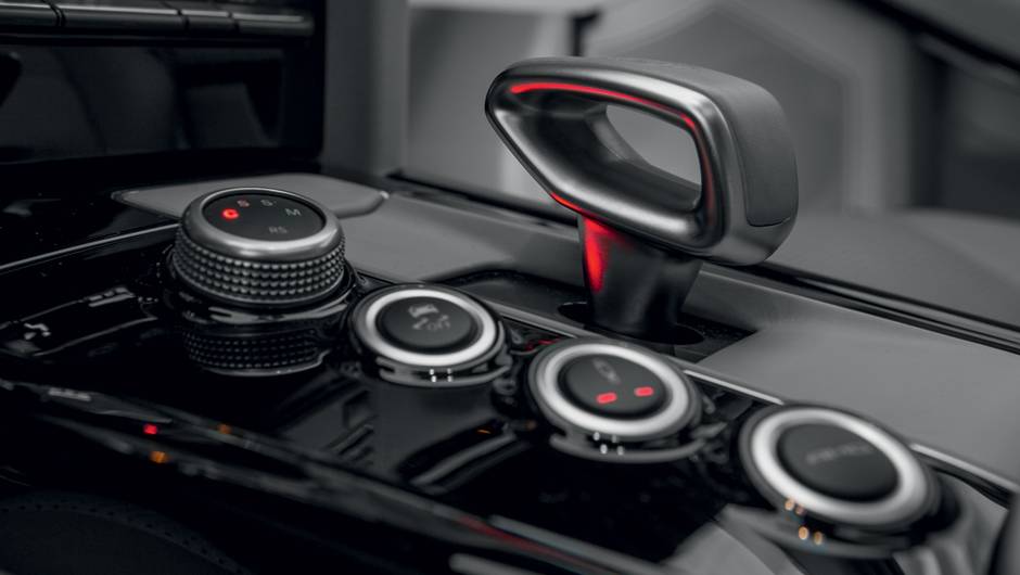 Modos de direção, transmissão, ESP e suspensão selecionados... | <a href="https://quatrorodas.abril.com.br/carros/comparativos/bmw-m5-x-mercedes-benz-63-amg-737606.shtml" rel="migration">Leia mais</a> Modos de direção, transmissão, ESP e suspensão selecionados... | <a href="https://quatrorodas.abril.com.br/carros/comparativos/bmw-m5-x-mercedes-benz-63-amg-737606.shtml" rel="migration">Leia mais</a>