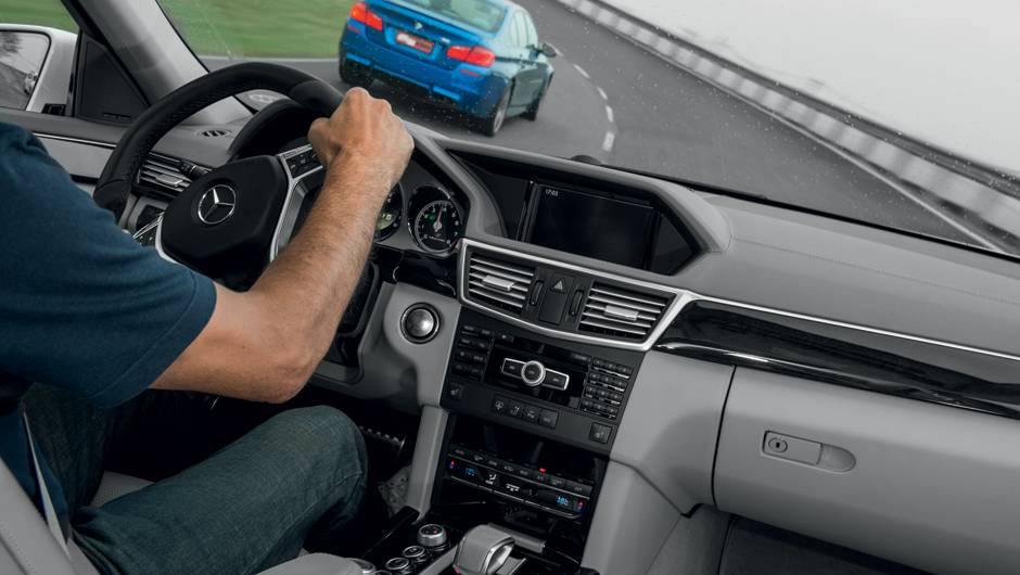 O M5 exige pulso do piloto nas curvas, enquanto o E 63 AMG &eacute; mais suave no trato | <a href="https://quatrorodas.abril.com.br/carros/comparativos/bmw-m5-x-mercedes-benz-63-amg-737606.shtml" rel="migration">Leia mais</a>