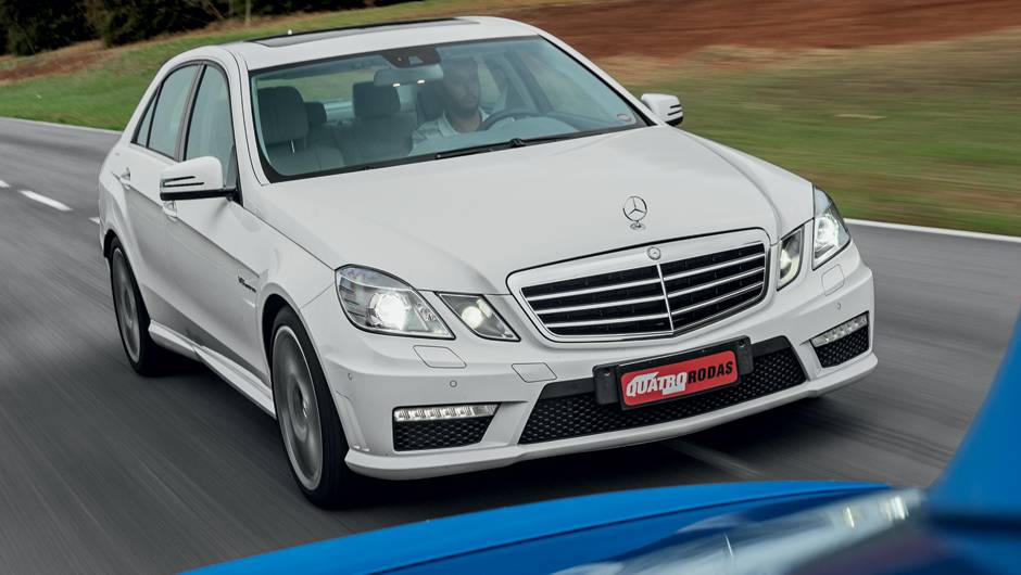 Mudan&ccedil;as s&atilde;o esperadas para 2014 no design dos sed&atilde;s da Classe E | <a href="https://quatrorodas.abril.com.br/carros/comparativos/bmw-m5-x-mercedes-benz-63-amg-737606.shtml" rel="migration">Leia mais</a>