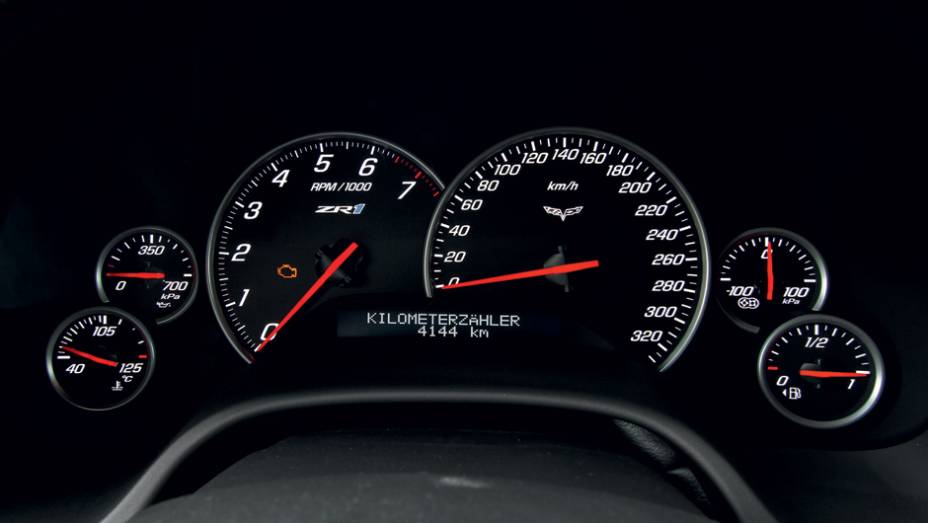 ...motor visto pelo capô | <a href="https://quatrorodas.abril.com.br/carros/impressoes/chevrolet-corvette-zr1-736869.shtml" rel="migration">Leia mais</a>