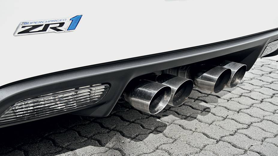 Quatro saídas de escape | <a href="https://quatrorodas.abril.com.br/carros/impressoes/chevrolet-corvette-zr1-736869.shtml" rel="migration">Leia mais</a>