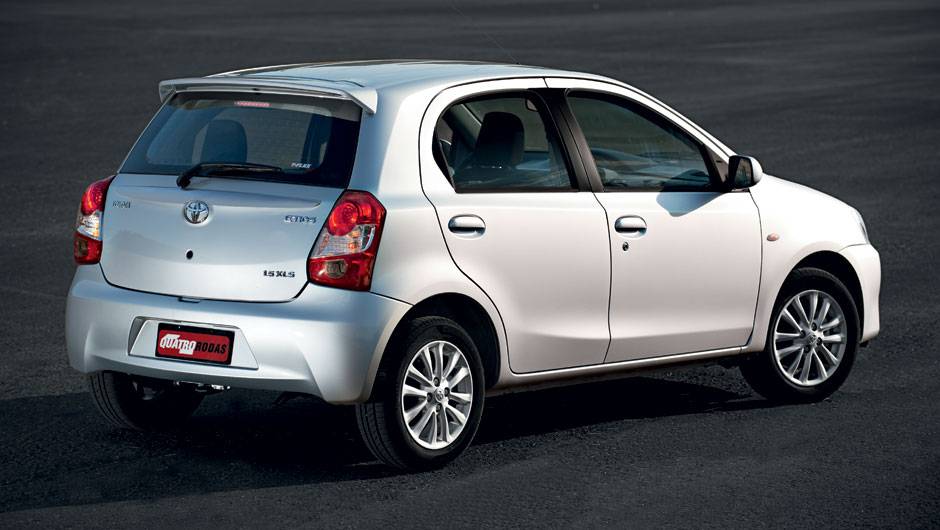 Os designers não economizaram nos vincos na hora de desenhar a carroceria | <a href="https://quatrorodas.abril.com.br/carros/testes/toyota-etios-714860.shtml" rel="migration">Leia mais</a>
