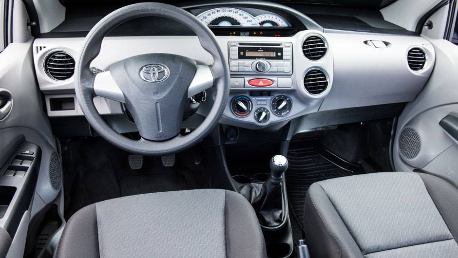 Painel de instrumentos central: ousadia no bem-comportado visual do carro | <a href="https://quatrorodas.abril.com.br/carros/testes/toyota-etios-714860.shtml" rel="migration">Leia mais</a>