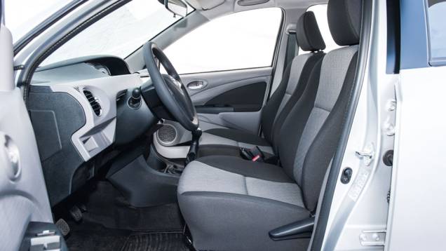 A cabine acomoda quatro adultos | <a href="https://quatrorodas.abril.com.br/carros/testes/toyota-etios-714860.shtml" rel="migration">Leia mais</a>