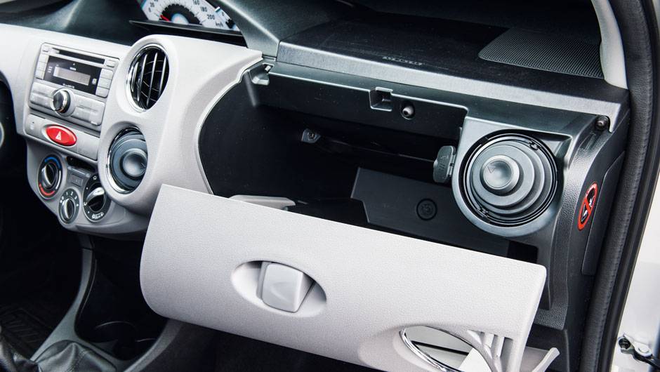 O porta-luvas tem saída de ventilação | <a href="https://quatrorodas.abril.com.br/carros/testes/toyota-etios-714860.shtml" rel="migration">Leia mais</a>