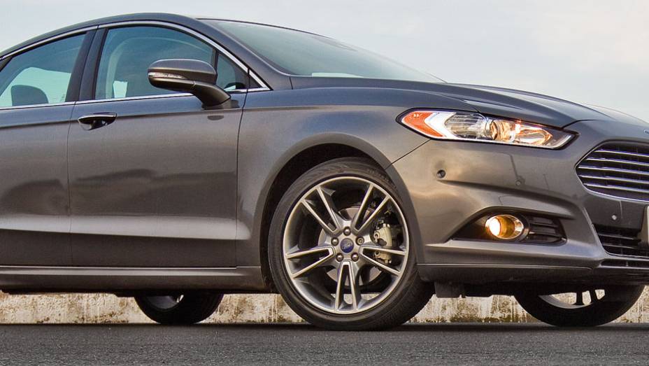 Roda de 19 polegadas é de série, mas traz aro 20 opcional | <a href="https://quatrorodas.abril.com.br/carros/impressoes/ford-fusion-2-0-titanium-716588.shtml" rel="migration">Leia mais</a>