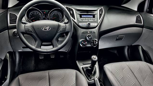 Cabine é um dos destaques do novo Hyundai: bem decorada e com esmero na montagem, permite ao HB20 encarar rivais premium | <a href="http://quatrorodas.abril.com.br/carros/testes/hyundai-hb20-1-0-1-6-714843.shtml" rel="migration">Leia mais</a>