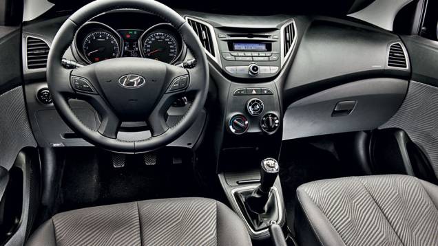 Cabine é um dos destaques do novo Hyundai: bem decorada e com esmero na montagem, permite ao HB20 encarar rivais premium | <a href="https://quatrorodas.abril.com.br/carros/testes/hyundai-hb20-1-0-1-6-714843.shtml" rel="migration">Leia mais</a>