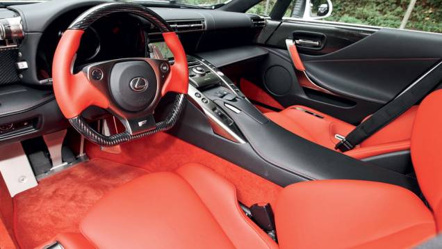 Interior pode ter cores personalizadas, mas traz sempre couro e carbono | <a href="https://quatrorodas.abril.com.br/carros/impressoes/lexus-lfa-715295.shtml" rel="migration">Leia mais</a>