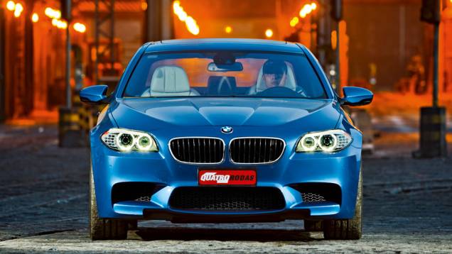 As grandes tomadas de ar são características dos BMW preparados pela Motorsport | <a href="https://quatrorodas.abril.com.br/carros/testes/bmw-m5-4-4-v8-714834.shtml" rel="migration">Leia mais</a>