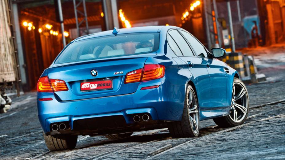 O azul Interlagos Blau é uma cor característica dos modelos M | <a href="https://quatrorodas.abril.com.br/carros/testes/bmw-m5-4-4-v8-714834.shtml" rel="migration">Leia mais</a>