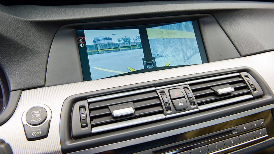 Duas câmeras mostram áreas próximas às extremidades na dianteira | <a href="https://quatrorodas.abril.com.br/carros/testes/bmw-m5-4-4-v8-714834.shtml" rel="migration">Leia mais</a>