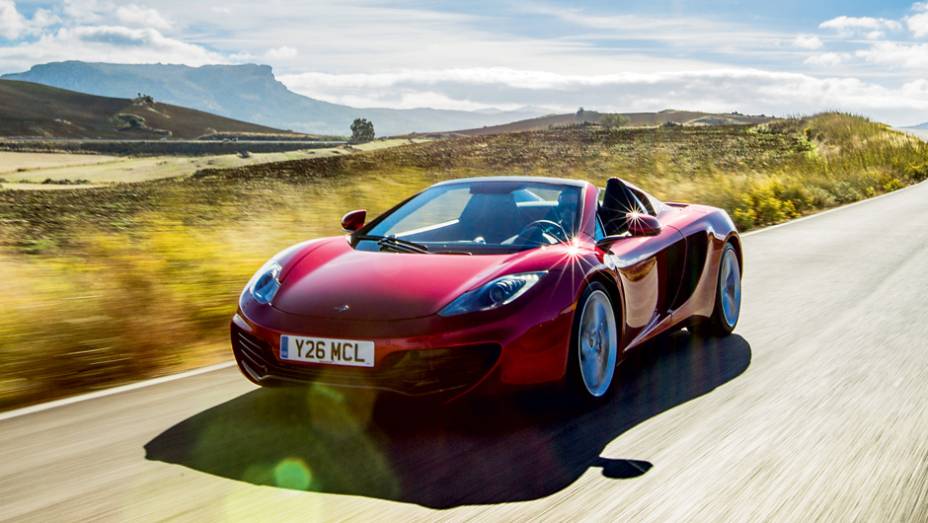 Capota é rebatida em 17 segundos e com o carroa até 30 km/h | <a href="https://quatrorodas.abril.com.br/carros/impressoes/mclaren-mp4-12c-spider-736652.shtml" rel="migration">Leia mais</a>